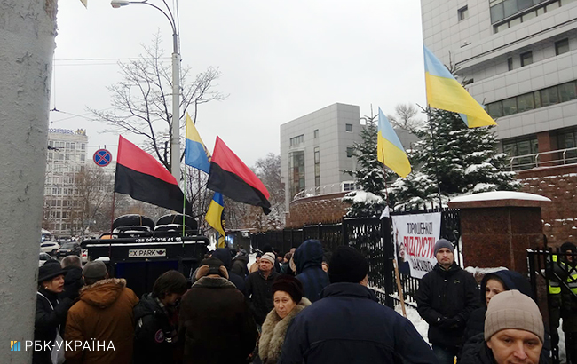 Суд над Саакашвили: под зданием около 50 сторонников политика