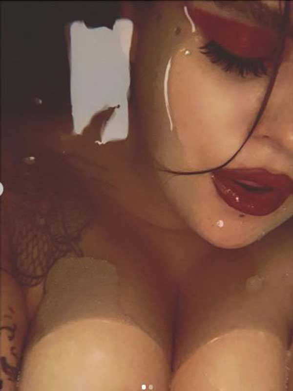 Солістка KAZKA засвітила апетитні форми у ванній: обережно, гаряче