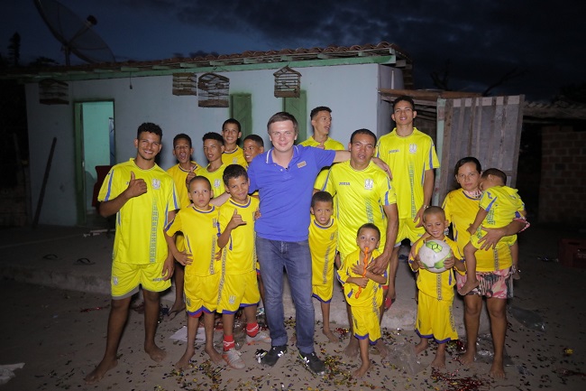 Дмитрий Комаров подарил автобус футбольной команде: яркие фото