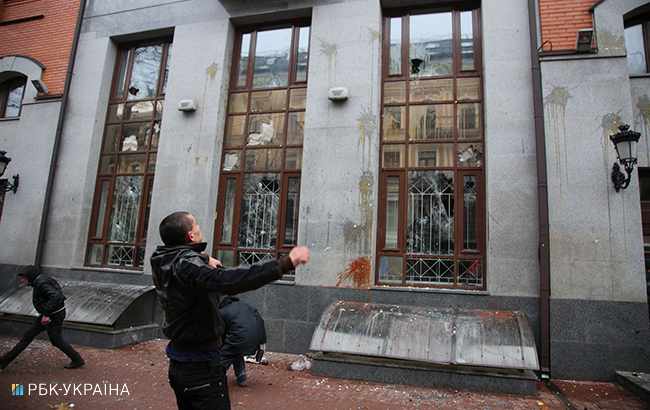 У Києві трощили вікна "Ощадбанку", "Альфа-Банку" і "Росспівробітництва"