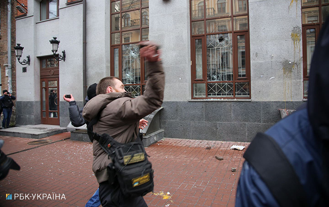 У Києві трощили вікна "Ощадбанку", "Альфа-Банку" і "Росспівробітництва"