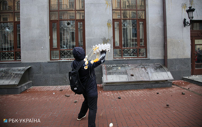 У Києві трощили вікна "Ощадбанку", "Альфа-Банку" і "Росспівробітництва"