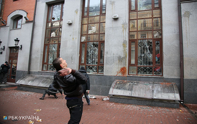 У Києві трощили вікна &quot;Ощадбанку&quot;, &quot;Альфа-Банку&quot; і &quot;Росспівробітництва&quot;