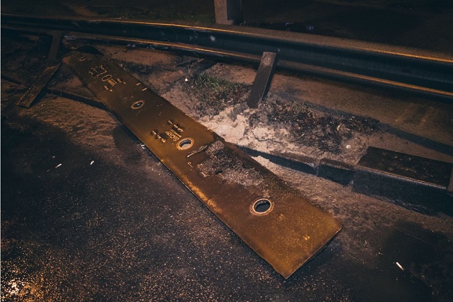 Кусок метала отлетел от моста и врезался в авто: видео и детали ЧП в Киеве