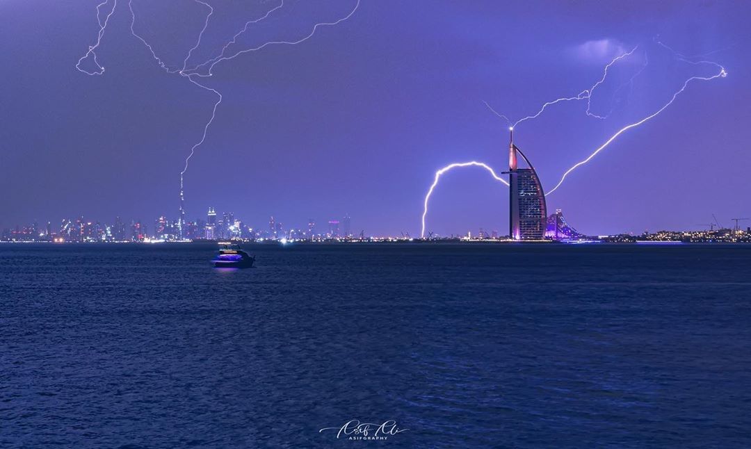 Найвищу будівлю світу вразила блискавка: вражаючі відео та фото