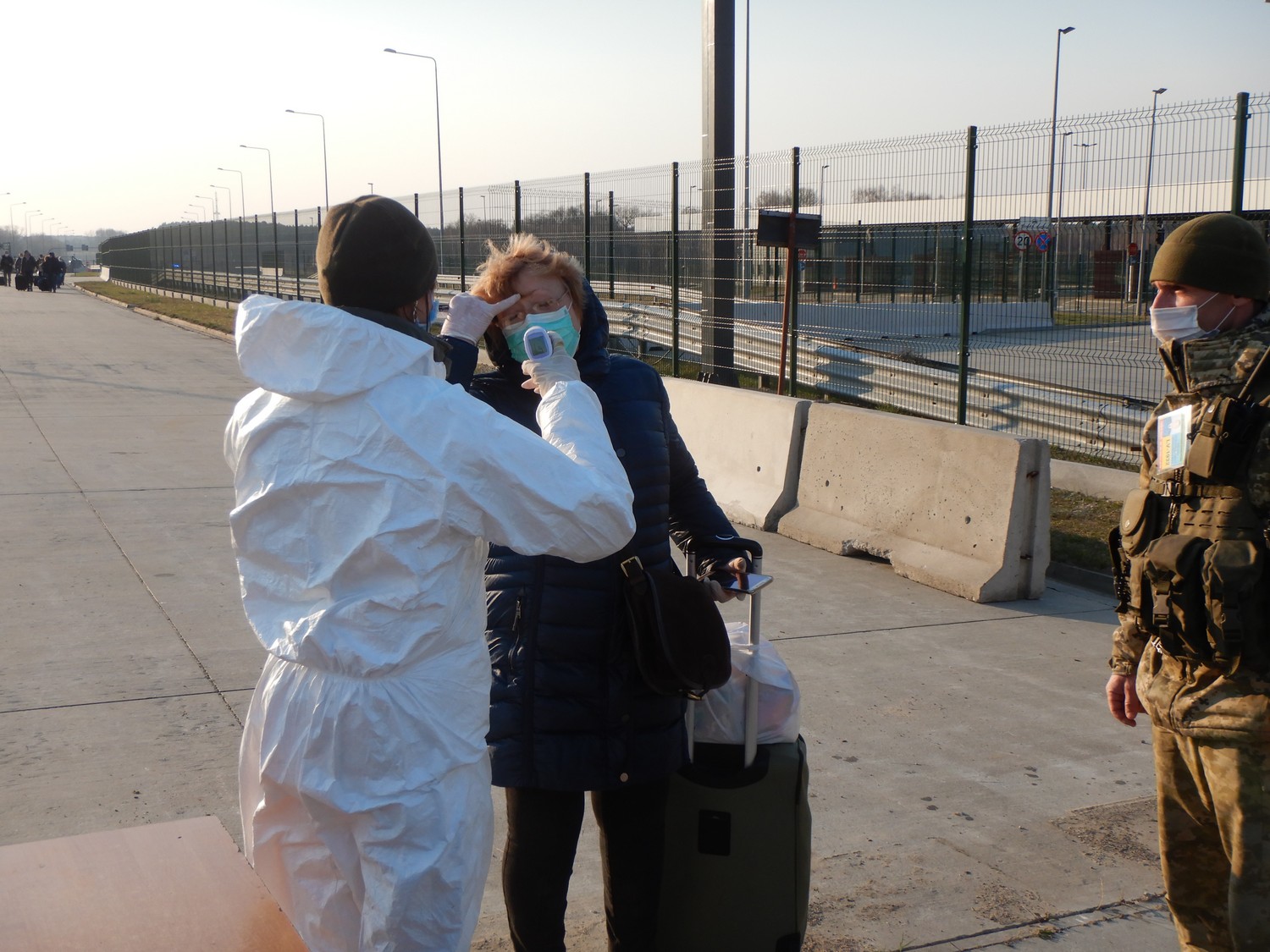 Украинцев &quot;вытягивают&quot; через границу волонтеры и спасатели: гигантские очереди показали с неба