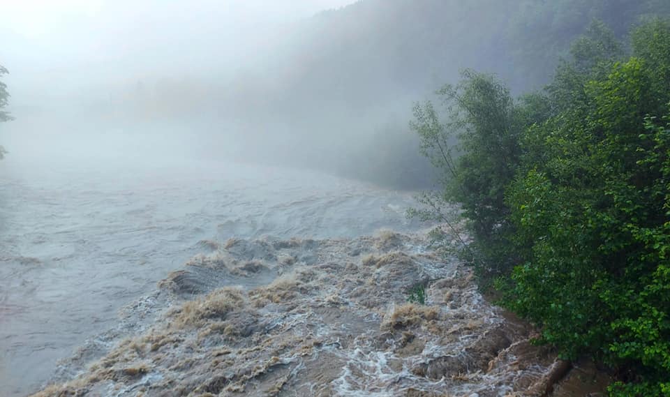 Руйнівна повінь у Карпатах: як це було в 2008-му (фото)