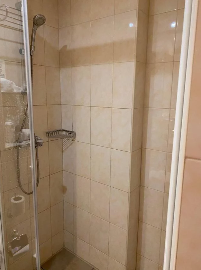 Поліція під вікнами і персонал в захисних костюмах: як живуть на обсервації українці з Балі