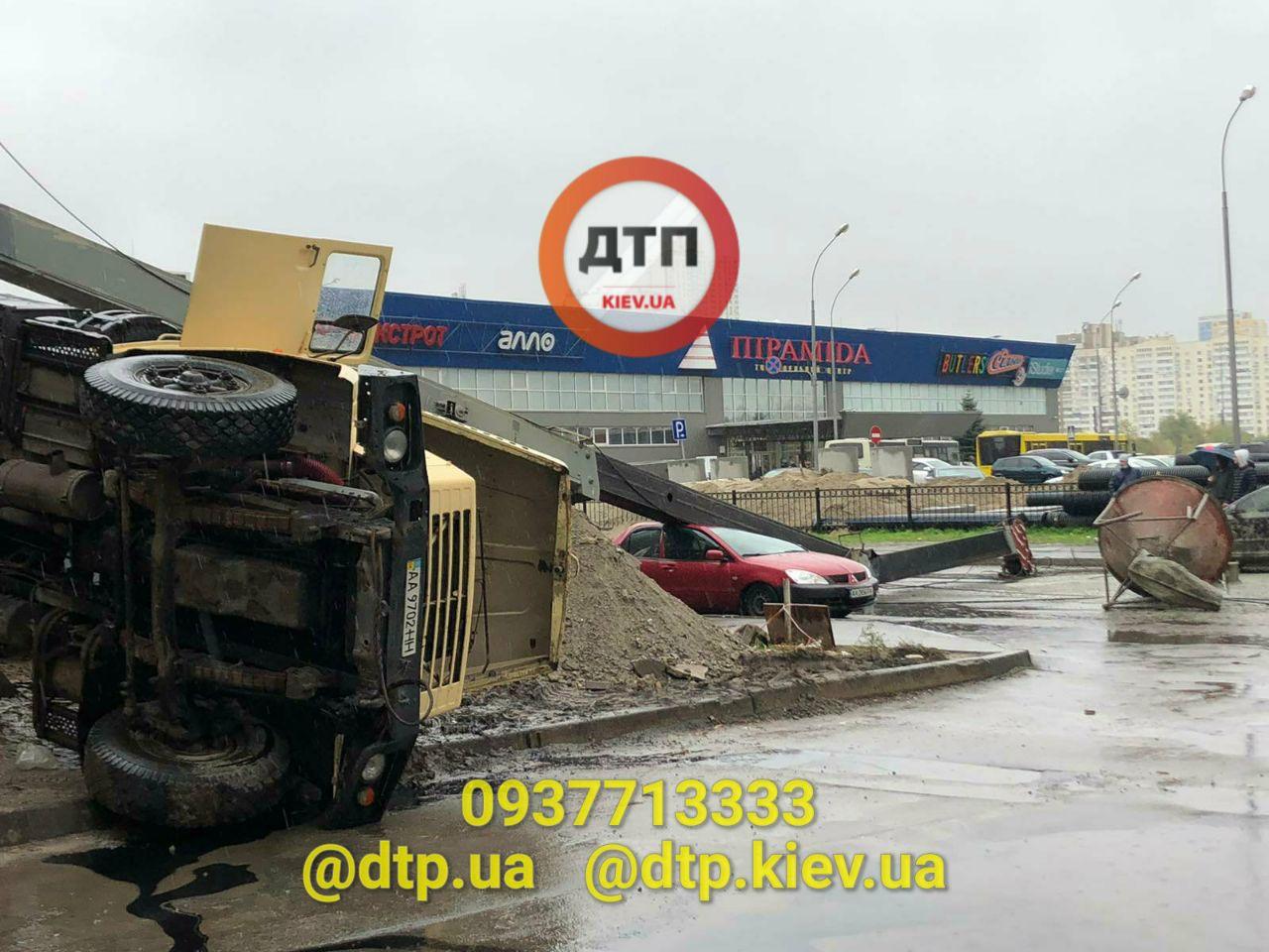 ЧП в Киеве: возле метро рухнул строительный кран посреди улицы (видео)