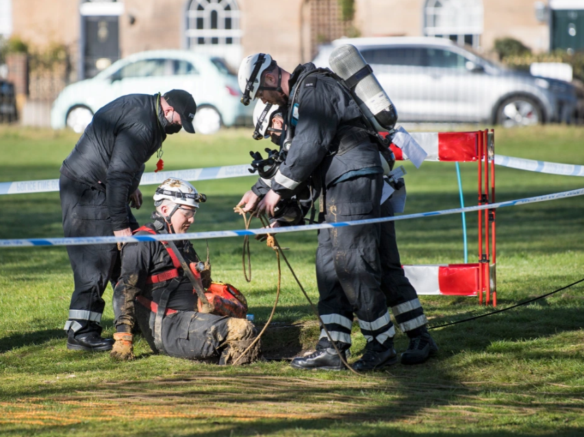 Автоматчики, блокпосты, стальное кольцо: что происходит у замка, где похоронят принца Филиппа (фото)