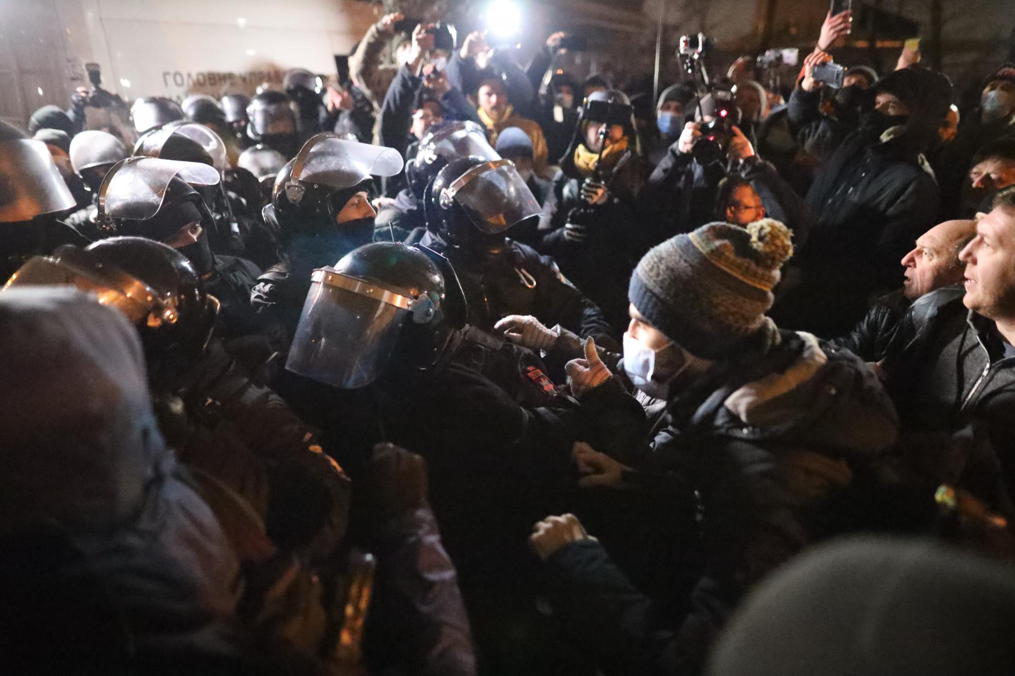 Бійка, газ та постраждалі: відео з мітингу за Стерненка у центрі Києва