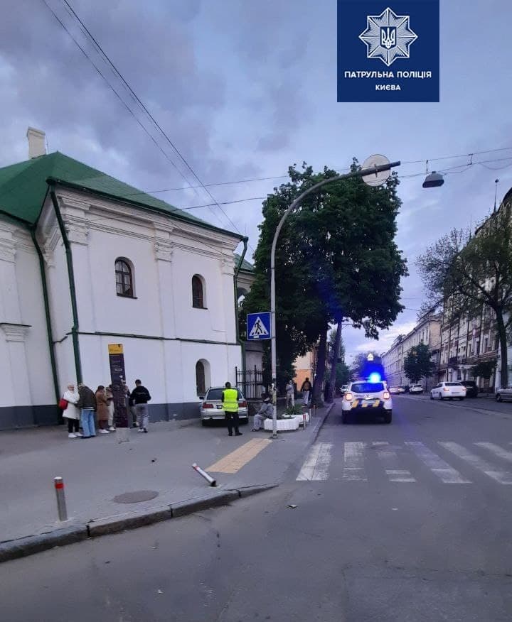В Киеве пьяный иностранец протаранил "Дом Петра І": как наказали водителя (фото)