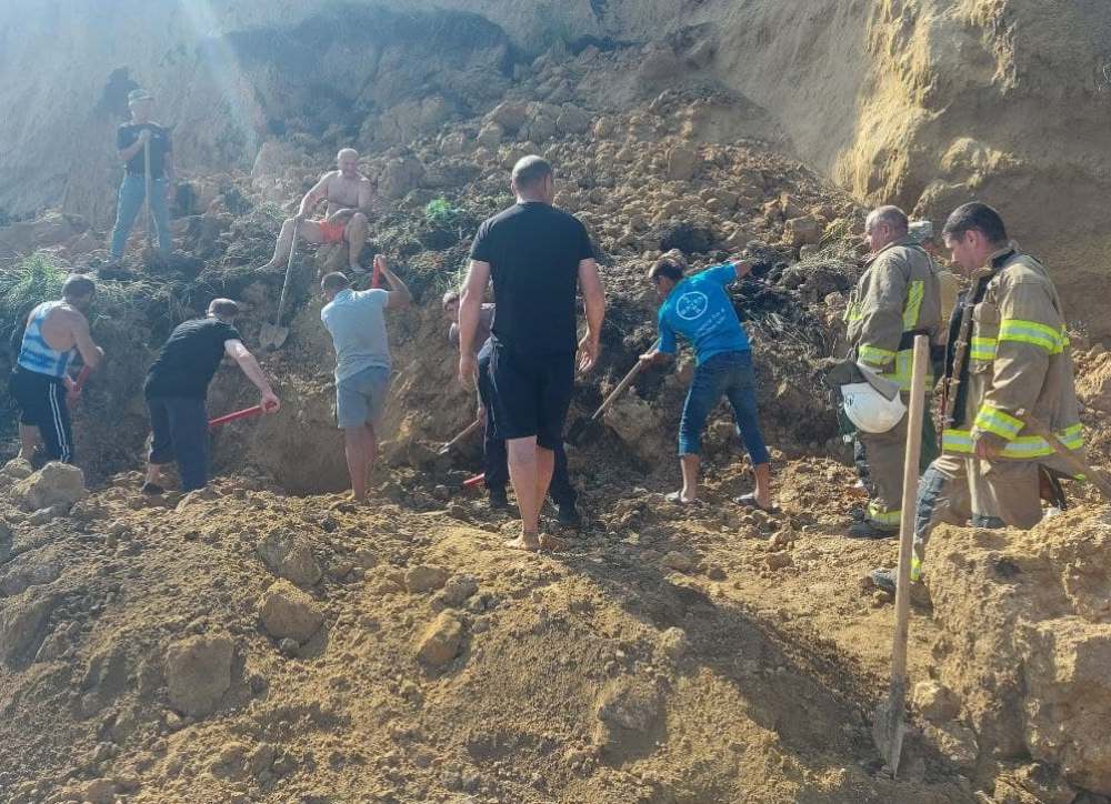 Масштабний зсув на курорті під Одесою: з'явилося відео рятувальної операції
