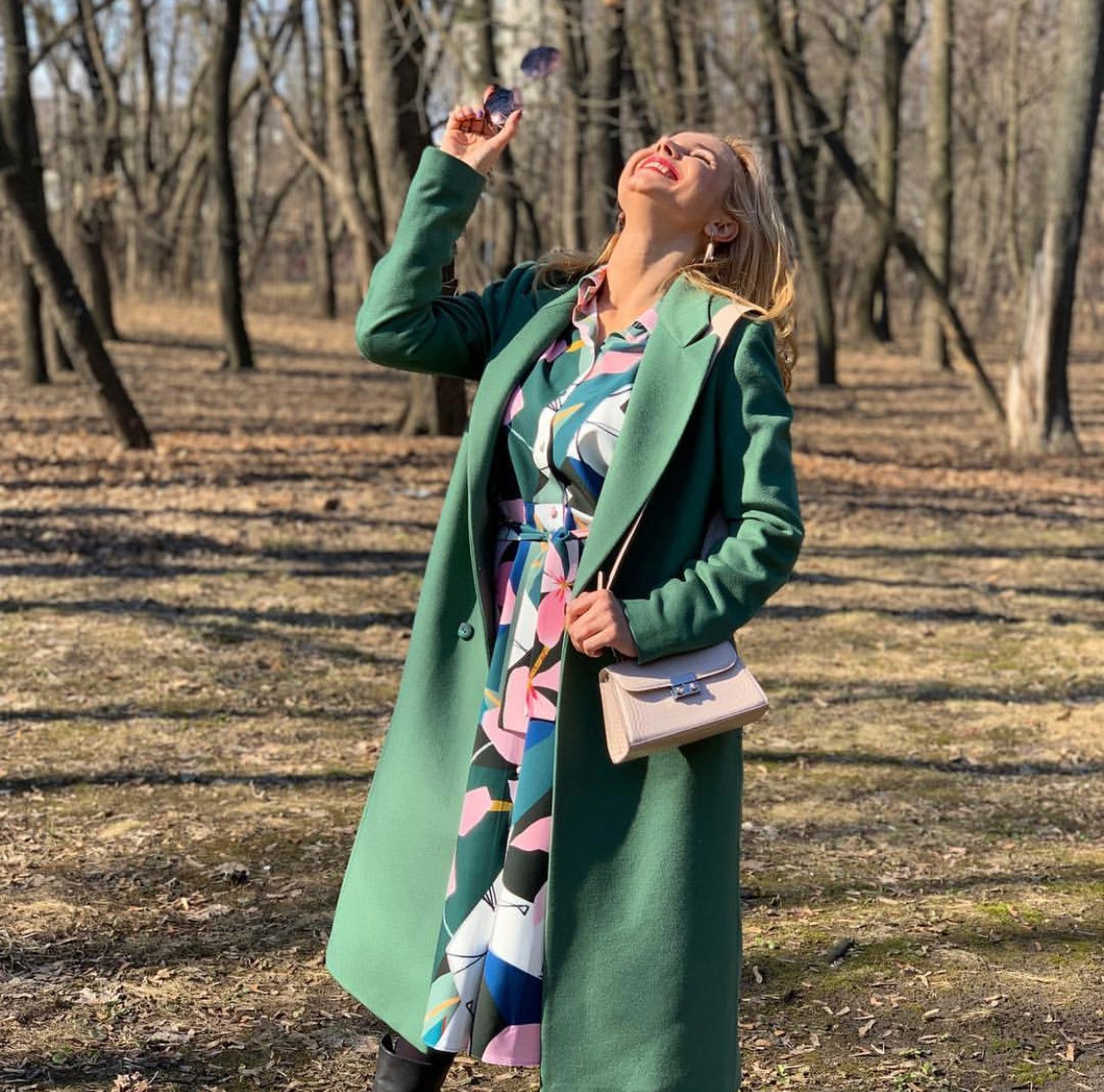 Стиліст розповіла, як і з чим носити довге пальто — must have сезону