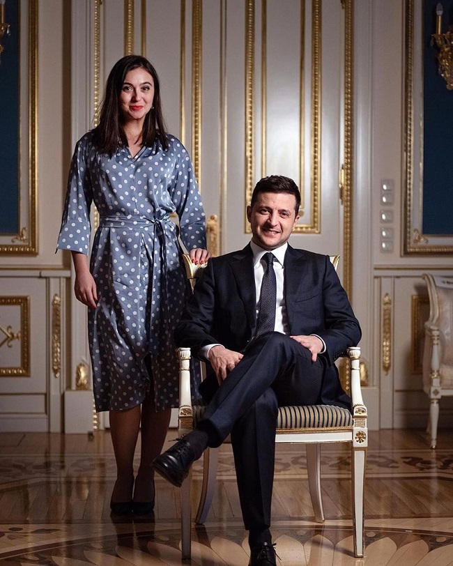 Зеленський з'явився на обкладинці The Guardian: сидить на столі і сміється