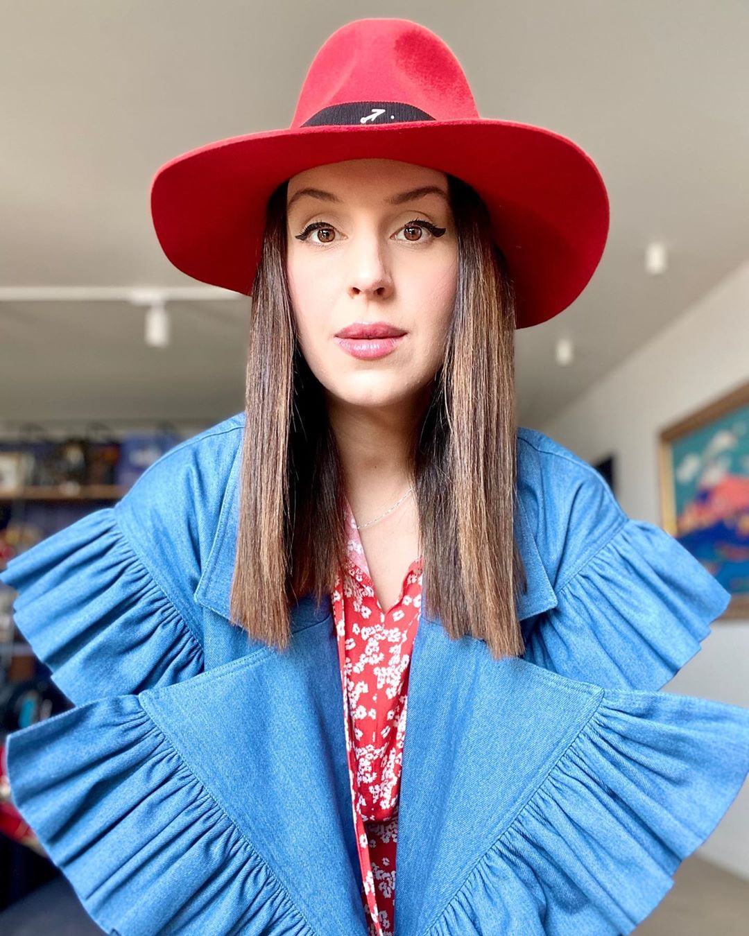 Неймовірно красива: Джамала в червоному платті і капелюшку показала &quot;карантинну моду&quot;