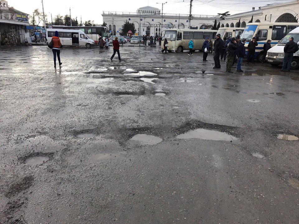 Дороги навколо вокзалу Сімферополя вкрилися ямами