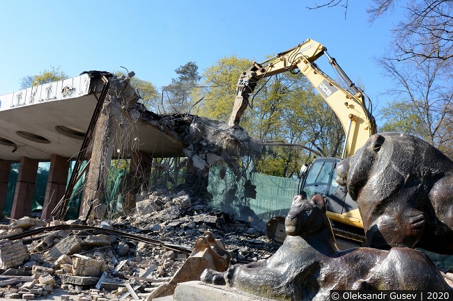 Київський зоопарк почали ламати бульдозерами: відео руйнування епохи
