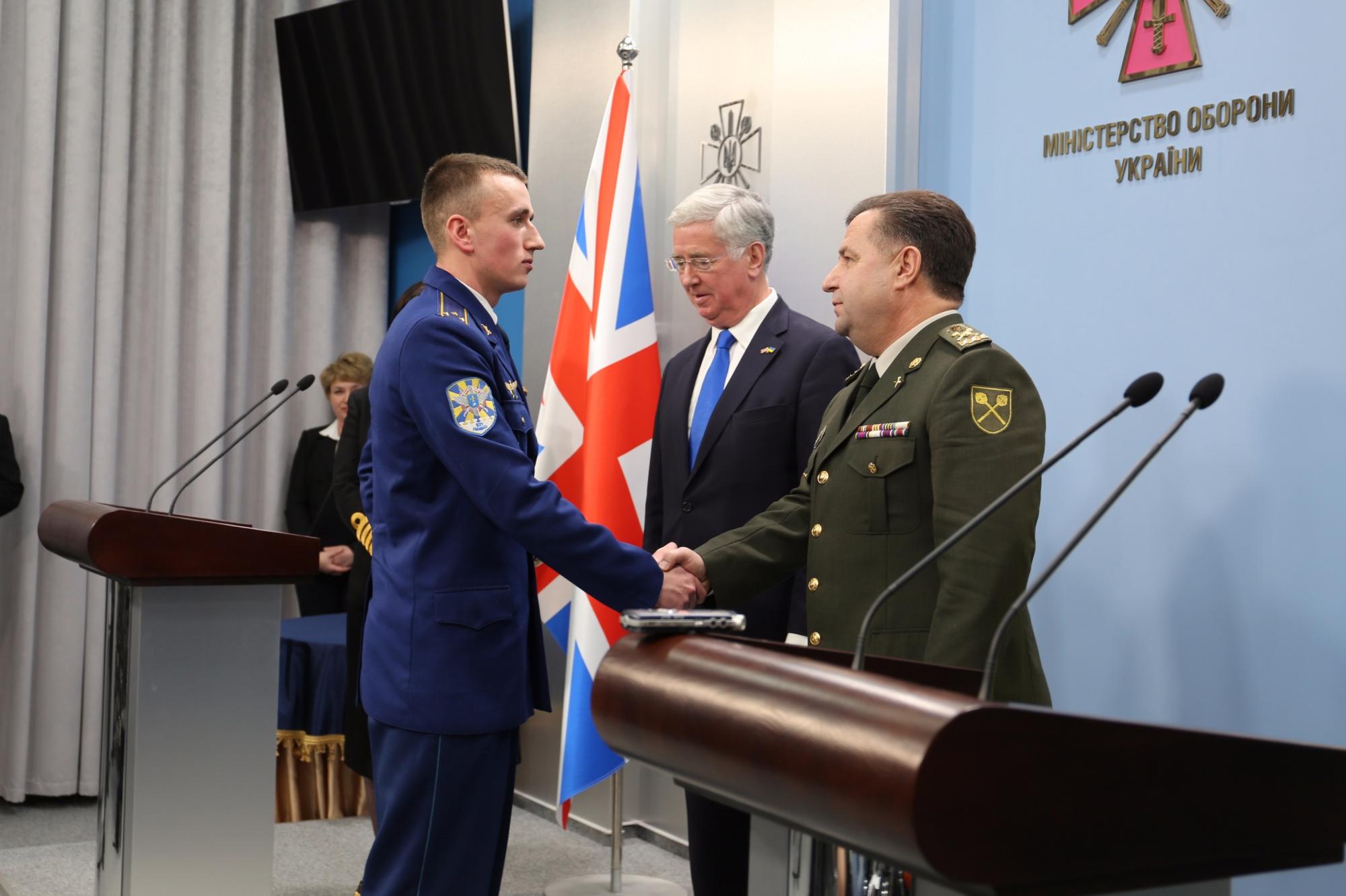 Українському офіцерові вручили почесну шаблю британських ВПС