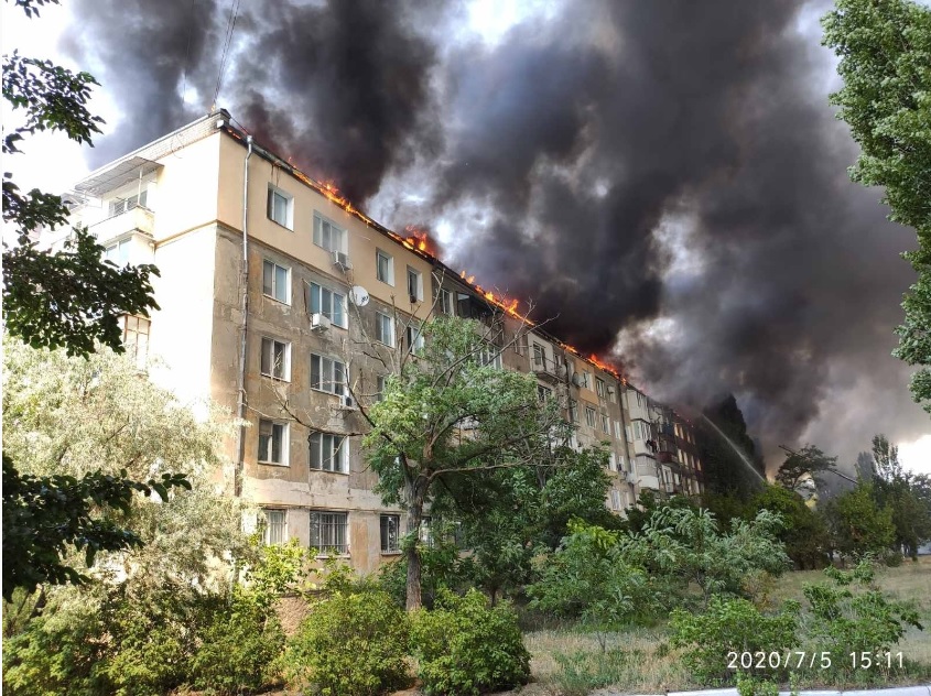 У Новій Каховці сталася масштабна пожежа в багатоповерхівці: фото і відео інциденту