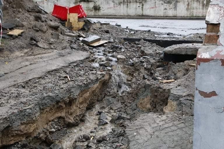 У Дніпрі сильна злива розмила дорогу: фото і відео інциденту