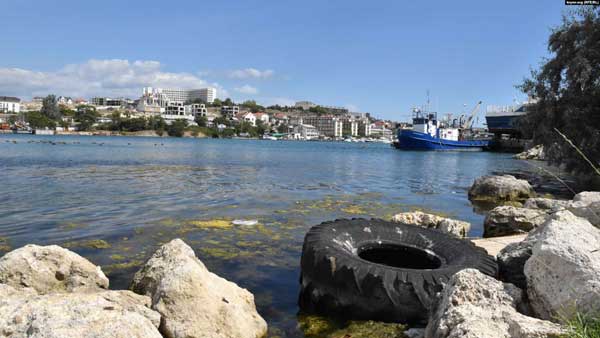 У мережі показали, до чого окупанти довели Крим: бруд, сморід, покришки у морі
