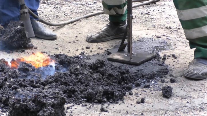 Ямы после Укравтодора: жители села сами ремонтируют дорогу под Черкассами