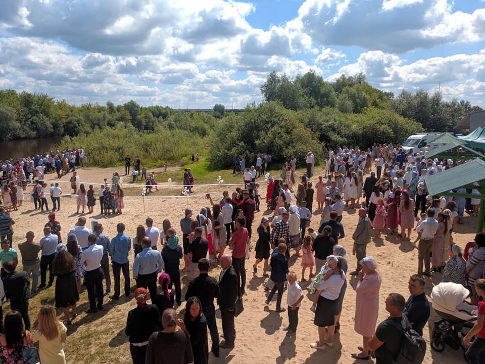 Большое крещение под Ровно: возле реки собрались сотни человек без масок