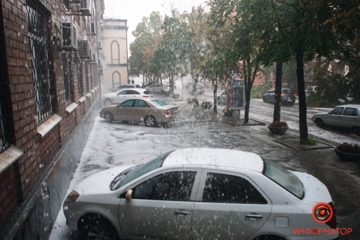 Мощный ливень с градом превратил улицы Днепра в заснеженные реки: фото и видео
