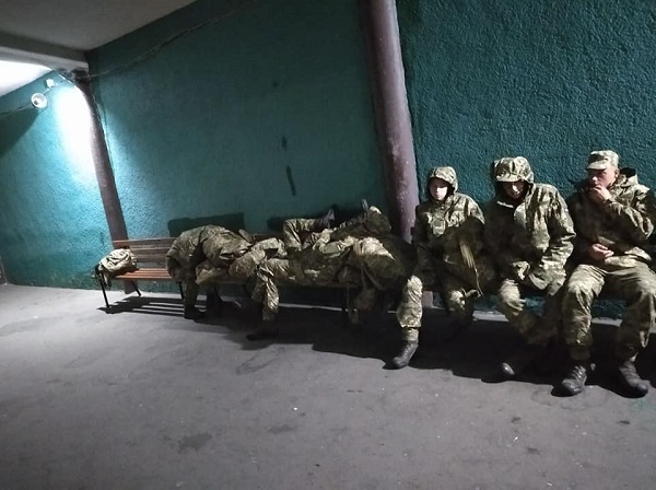 Отказали в месте для ночлега: в Черкассах военным пришлось спать на улице (фото)
