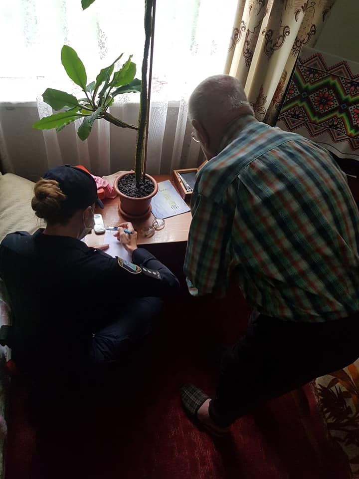 Дідусь з Рівного викликав &quot;копів&quot;, бо не мав грошей на їжу: діти кинули напризволяще