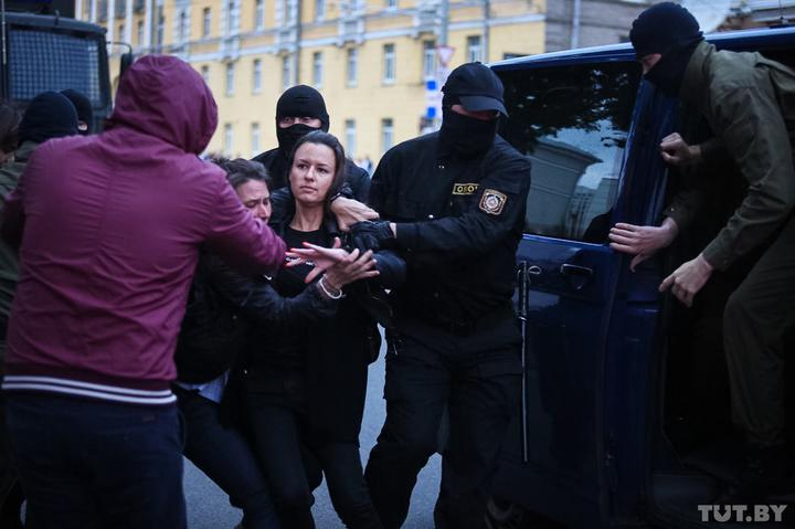 ОМОН жорстоко побив людей в Мінську: фото і відео затримання учасників протесту