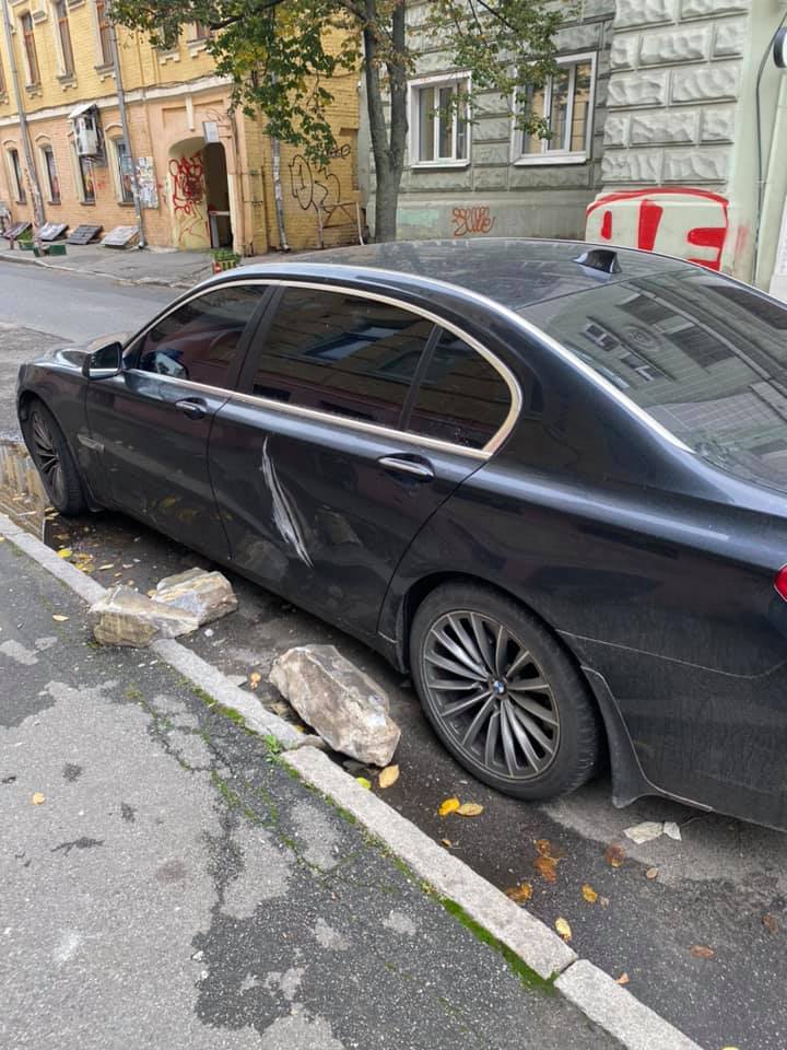 В Киеве фасад дома обрушился на автомобиль: может повториться в любой момент