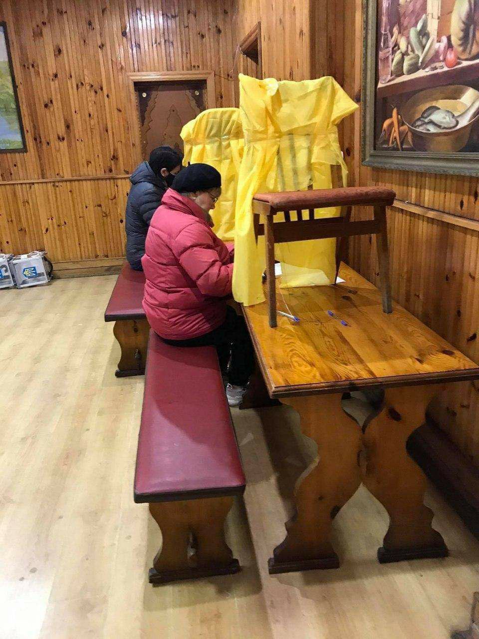 Антиковідна кабінка і голосування під драбинами: найкращі курйози на місцевих виборах