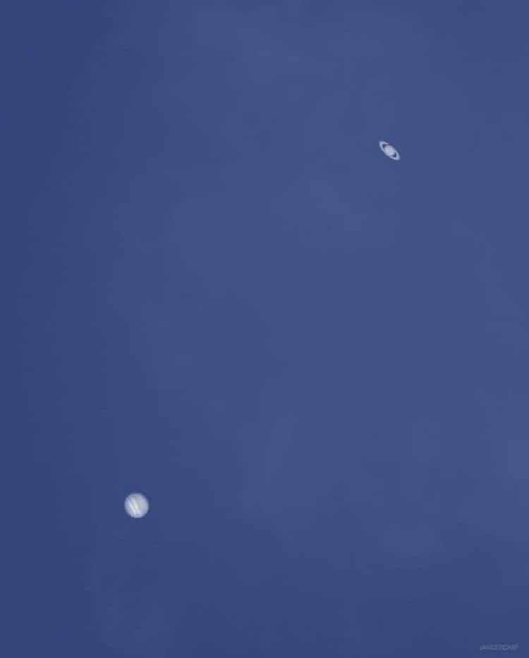 Сатурн і Юпітер "з'єдналися" в небі вперше за 800 років: яскраві фото і відео