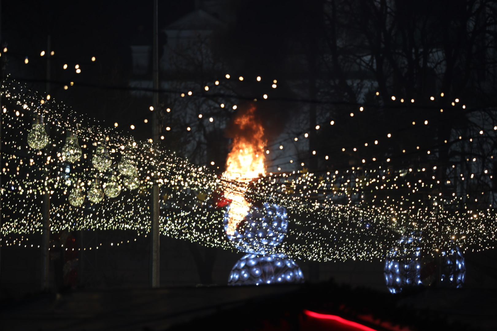 В Киеве зажгли главную елку страны: загорелась гирлянда и начался пожар