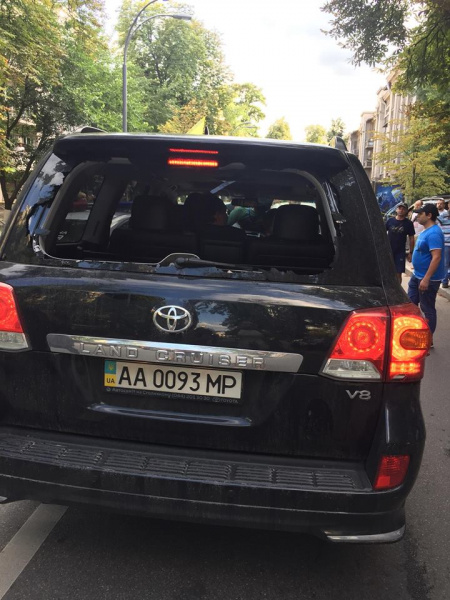 Нардеп підтвердив, що активісти розбили його автомобіль