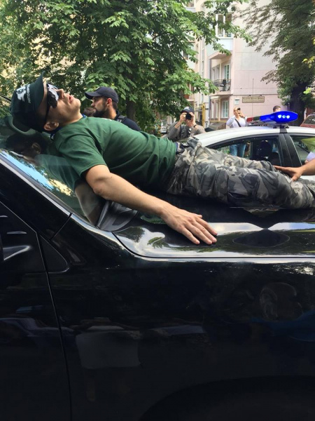 Нардеп підтвердив, що активісти розбили його автомобіль