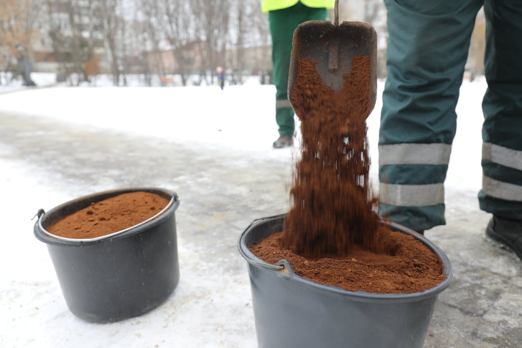 У Львові дороги почали посипати кавовою гущею: українці в подиві