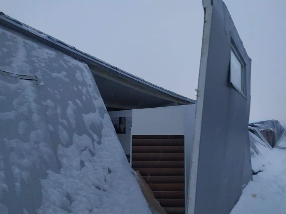 Во Львове из-за снега в магазине обрушилась крыша: видео с места ЧП