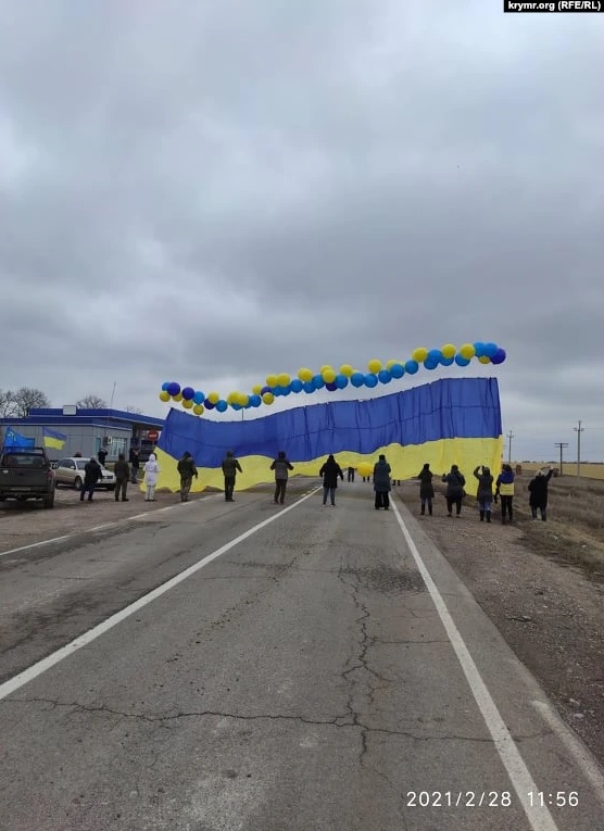 Активісти запустили прапор України з посланнями для кримчан (фото)