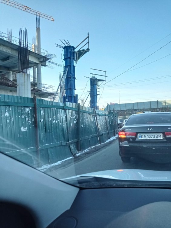 В Киеве на автотрассе строят торговый центр: фото скандальной застройки
