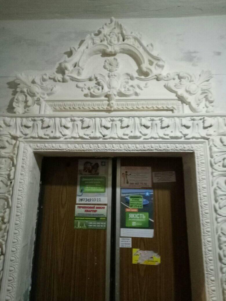 Пенсіонер перетворив під'їзд в Києві на справжній Версаль: ліпнина, позолота і багато картин