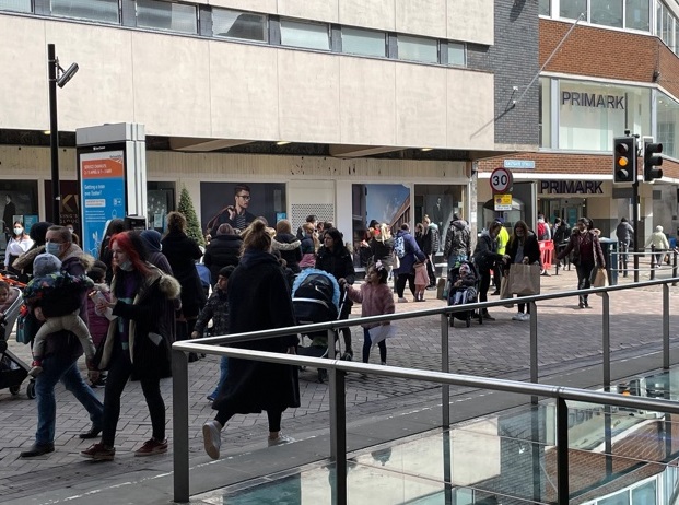 Британці наповнили паби і перукарні після ослаблення карантину: фото та відео з вулиць &quot;вільних&quot; міст