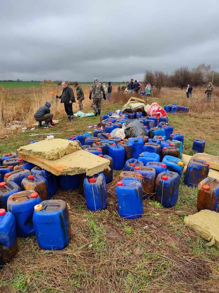 Під Києвом річку закидали каністрами з хімікатами: фото і відео еко-катастрофи