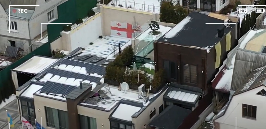 Журналисты показали дом Саакашвили под Киевом: 18 соток и известные соседи