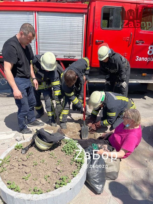 В Запорожье женщина провалилась под землю возле больницы: пришлось вызывать спасателей