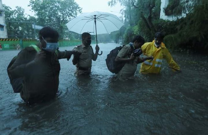 Видео последствий смертоносного циклона в Индии: поваленные деревья, сорванные крыши и потоп
