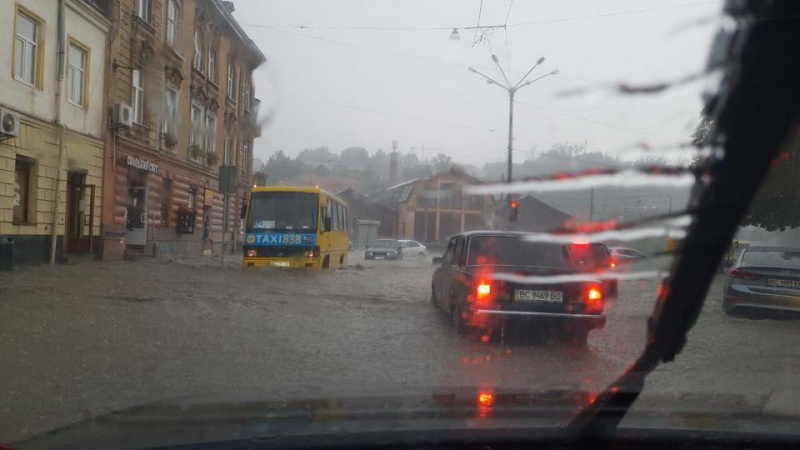 У Львові в результаті зливи затопило вулиці