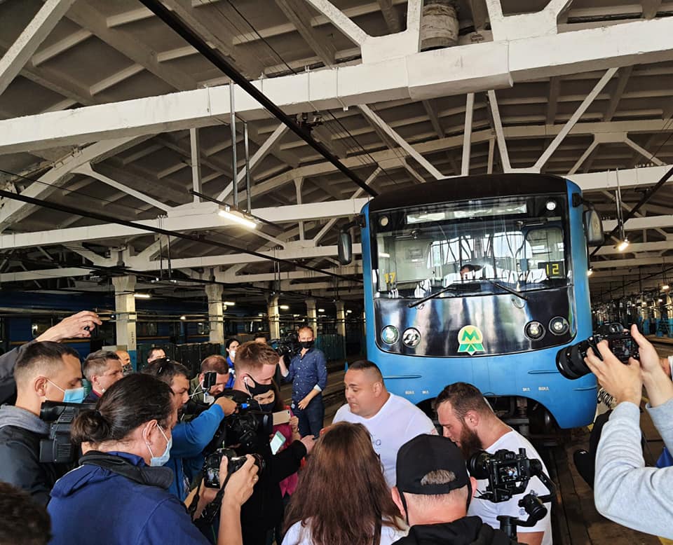У метро Києва встановили рекорд з перетягування поїзда: сильні фото і відео
